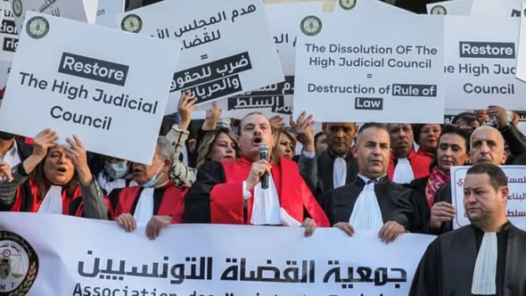 لقضاء في فرنسا وفي تونس  : أي التزام بمبدأي حياد القاضي ونزاهته ؟
